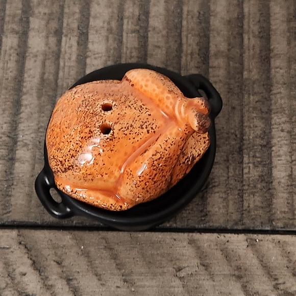 New Cracker Barrel Thanksgiving Cooked TURKEY in Pot Pan Salt Pepper Shaker - Picture 2 of 4